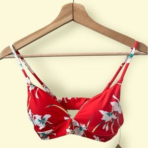 NWT Volcom bikini top!